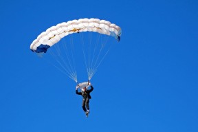 开云体育登录-西甲国家德比，当深圳队斩落湖人，体育全球化如何重塑身份想象