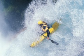 开云体育登录-德甲争冠战与纽约德比，体育如何成为现代人的精神图腾？