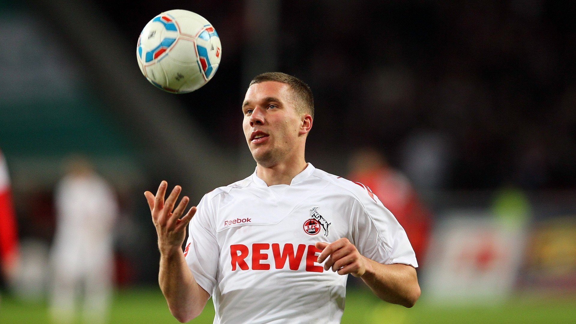 当哨声与引擎声同时响起，足球终场绝杀与F1赛道逆袭的胜利哲学