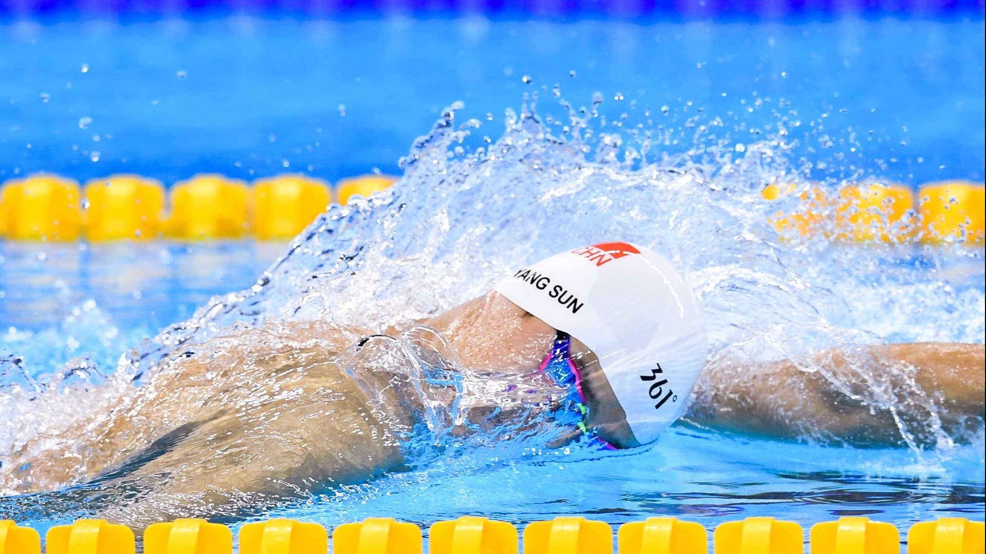 赛道与球场，当切特在F1揭幕战接管，深圳队在NBA赛场碾压独行侠